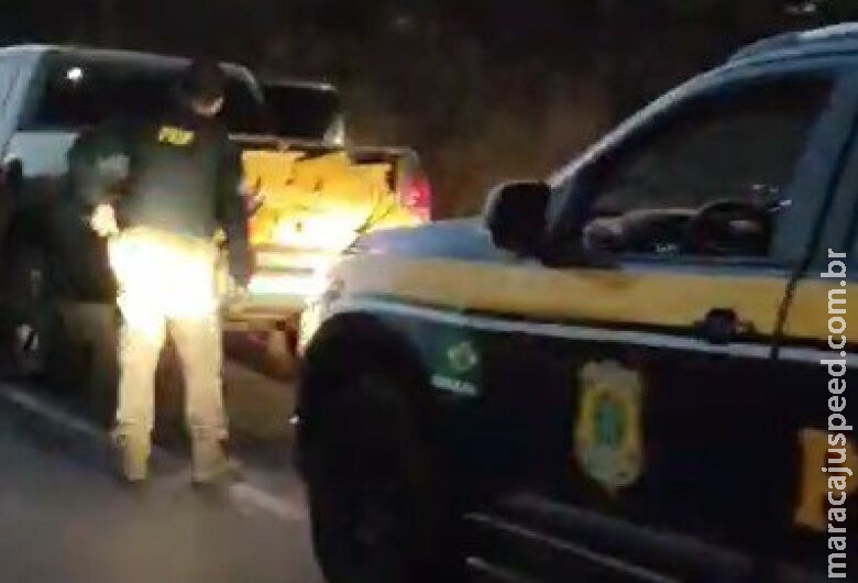 Polícia recupera caminhonete furtada e apreende quase 1t de droga Polícia recupera caminhonete furtada e apreende quase 1t de droga