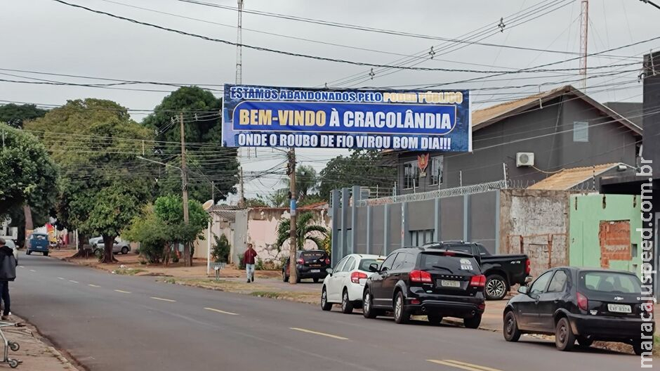 Reféns do crime, moradores usam faixa irônica no Marcos Roberto: Reféns do crime, moradores usam faixa irônica no Marcos Roberto: