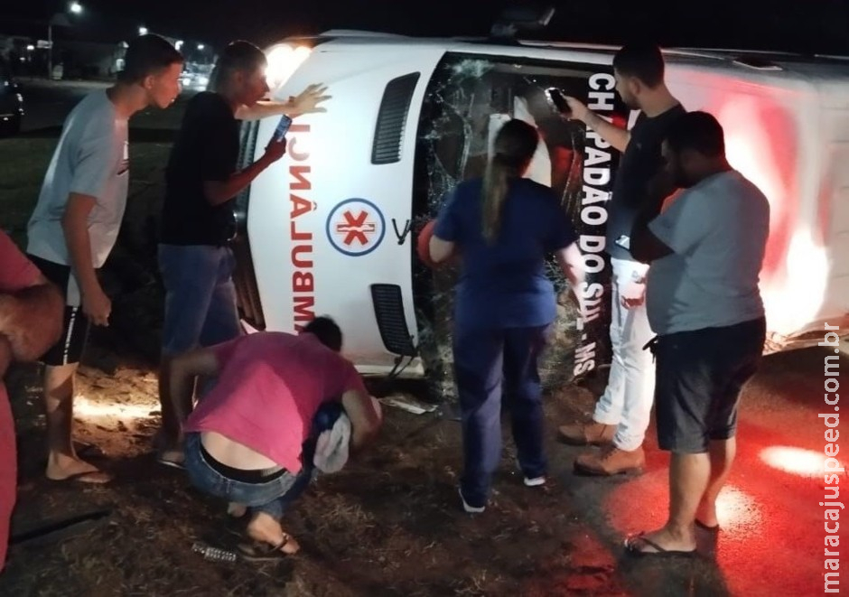 Ambulância tomba em acidente com carro na BR-163, em Bandeirantes Ambulância tomba em acidente com carro na BR-163, em Bandeirantes