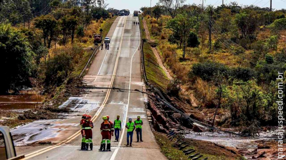 Após enxurrada com rompimento de barragem, BR-163 é liberada em pare e siga de veículos Após enxurrada com rompimento de barragem, BR-163 é liberada em pare e siga de veículos