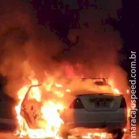 Automóvel fica destruído ao pegar fogo no Parque dos Poderes Automóvel fica destruído ao pegar fogo no Parque dos Poderes