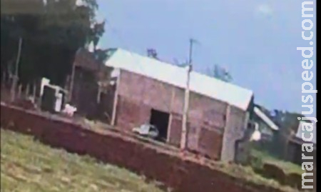 Bandido é flagrado por câmeras furtando materiais em obra de construção em Sidrolândia