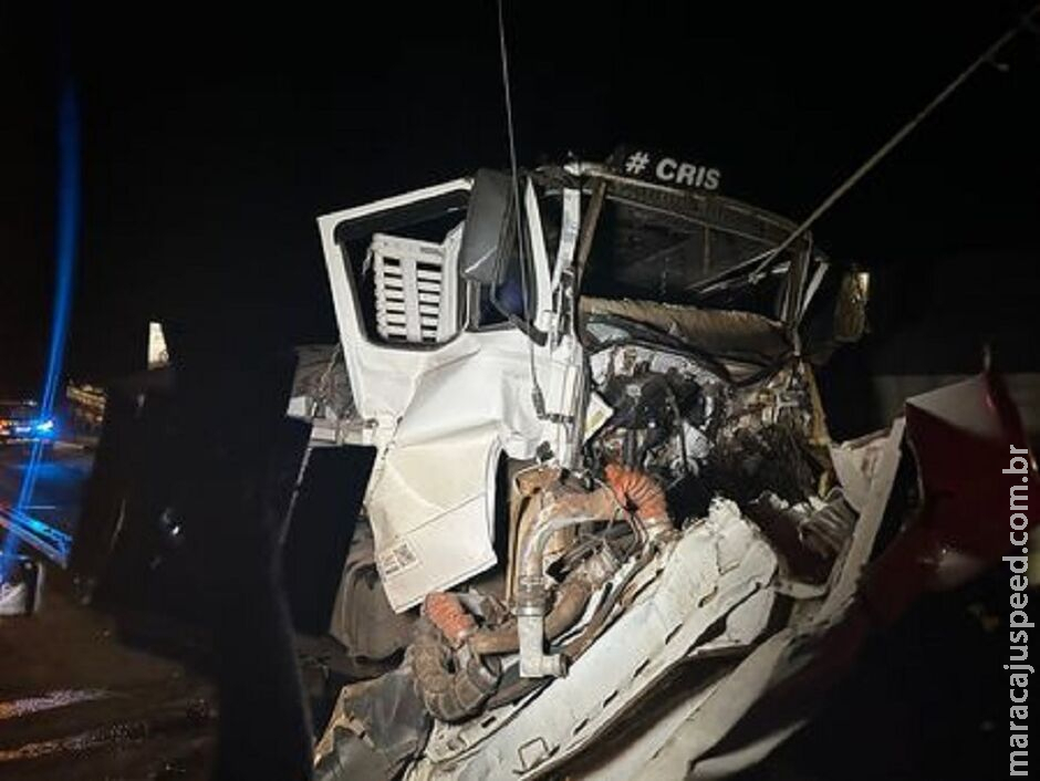 Batida entre caminhões deixa motorista ferido na BR-267, em Nova Alvorada Batida entre caminhões deixa motorista ferido na BR-267, em Nova Alvorada
