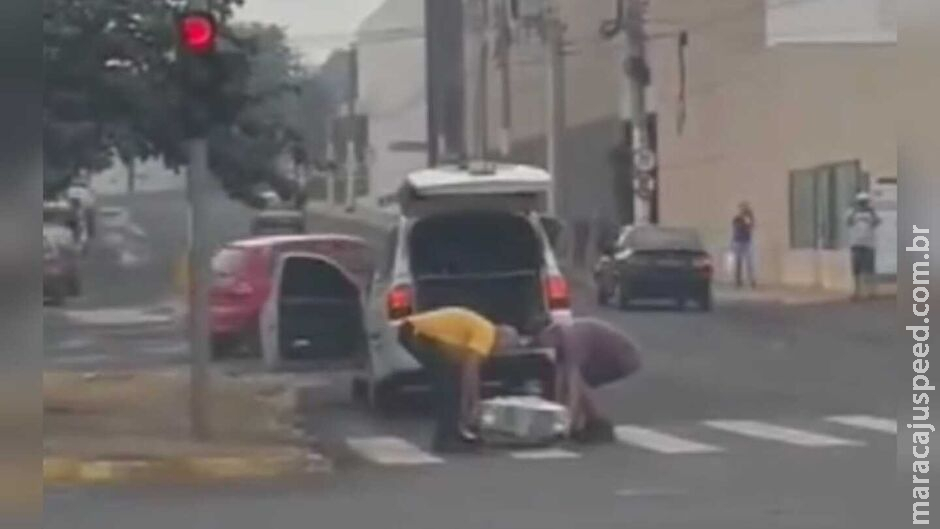 Caixão cai de carro funerário em avenida de Campo Grande Caixão cai de carro funerário em avenida de Campo Grande