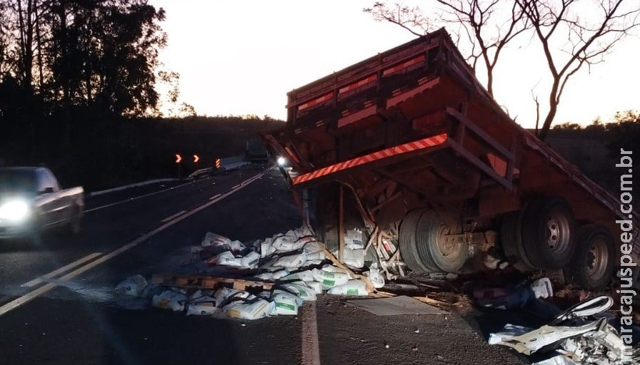 Caminhões batem de frente e um fica pendurado na BR-060, em Chapadão do Sul Caminhões batem de frente e um fica pendurado na BR-060, em Chapadão do Sul