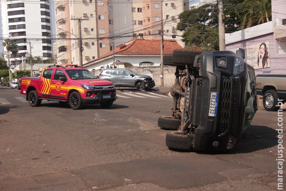 Caminhonete avança sinal vermelho, é atingido por SUV e tomba no São Francisco Caminhonete avança sinal vermelho, é atingido por SUV e tomba no São Francisco