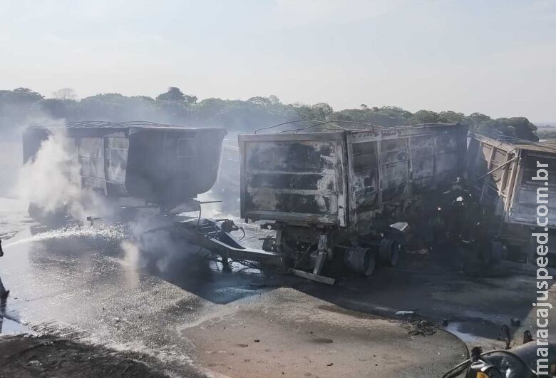 Carretas pegam fogo após colisão e uma pessoa morre Carretas pegam fogo após colisão e uma pessoa morre