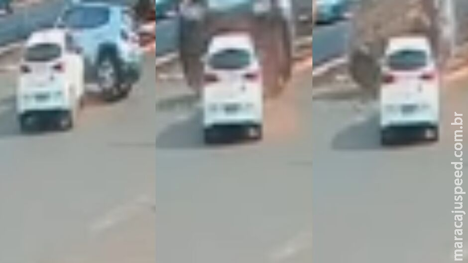 Carro capota e para em canteiro central durante batida em Dourados Carro capota e para em canteiro central durante batida em Dourados