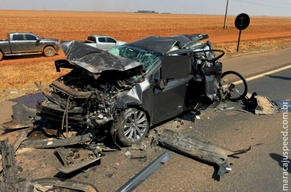 Carro de passeio fica prensado após colisão traseira na MS-306 Carro de passeio fica prensado após colisão traseira na MS-306