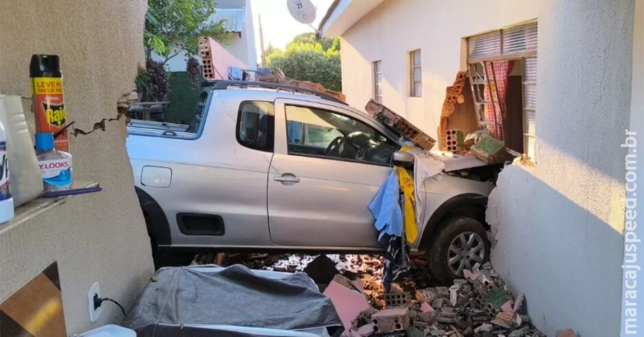 Carro desgovernado derruba muro e parede de casa; mulheres e criança ficaram feridas Carro desgovernado derruba muro e parede de casa; mulheres e criança ficaram feridas