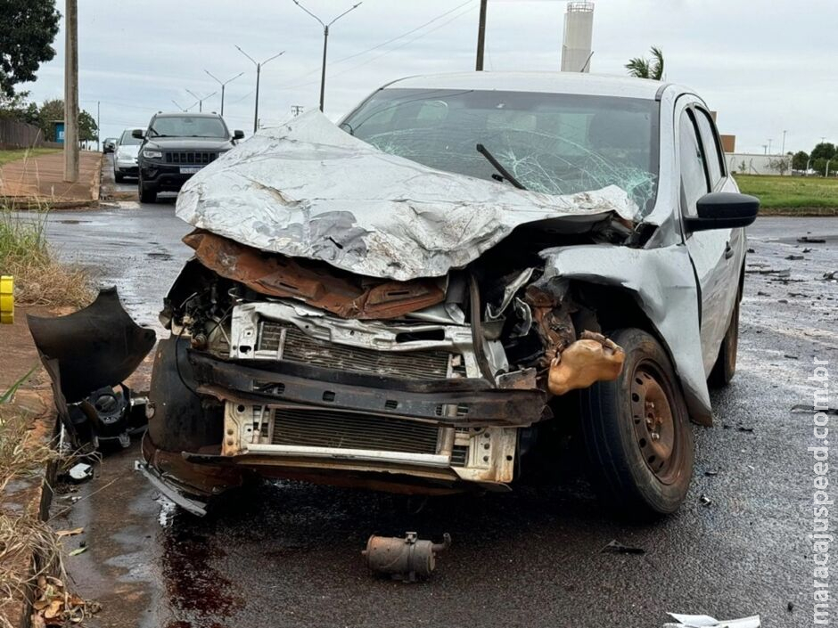 Carro fica destruído em acidente envolvendo caminhão em Nova Andradina Carro fica destruído em acidente envolvendo caminhão em Nova Andradina