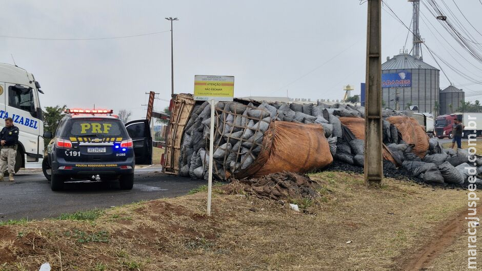 Desnível em rotatória provoca tombamento de caminhão com carvão em Campo Grande Desnível em rotatória provoca tombamento de caminhão com carvão em Campo Grande
