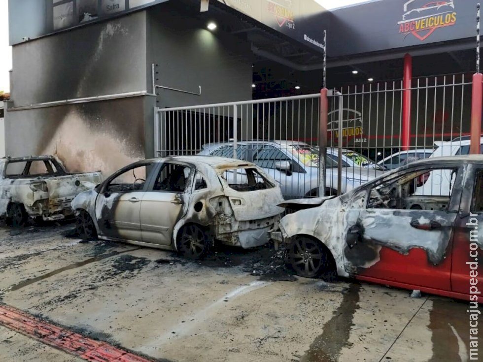 Dourados: Incêndio criminoso destrói cinco veículos em garagem no Ouro Verde Dourados: Incêndio criminoso destrói cinco veículos em garagem no Ouro Verde