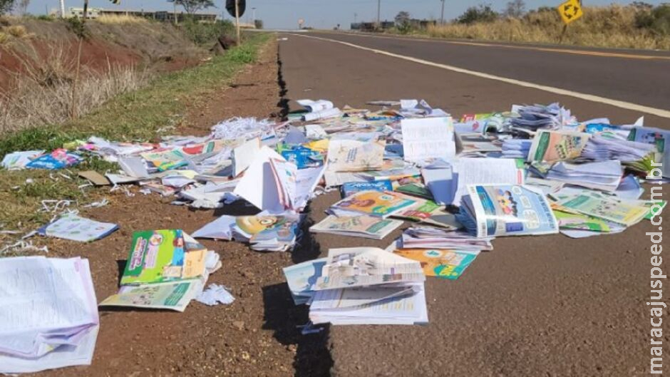 Espalhados em rodovia, livros didáticos chamam atenção em Dourados Espalhados em rodovia, livros didáticos chamam atenção em Dourados