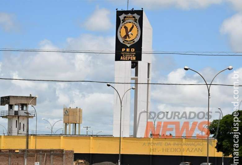 Homem arremessa droga e eletrônicos sobre muralha da PED e foge em seguida Homem arremessa droga e eletrônicos sobre muralha da PED e foge em seguida