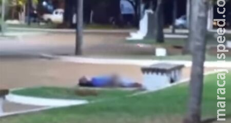 Homem é flagrado se masturbando na praça de Sidrolândia Homem é flagrado se masturbando na praça de Sidrolândia
