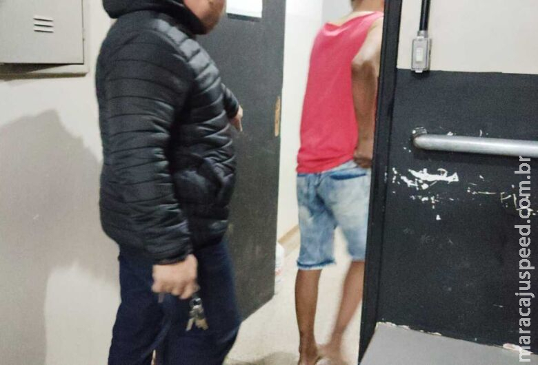 Homem invade fármacia, ameaça funcionárias com pedra e é preso por tentativa de roubo