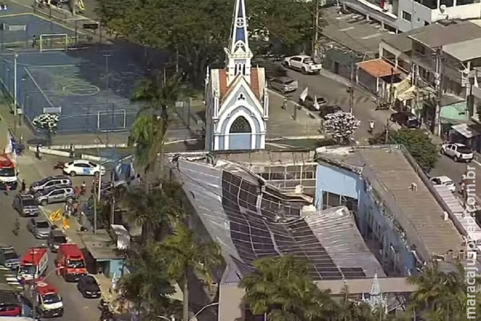Igreja desaba, mata 2 pessoas e deixa mais de 20 feridos no Recife Igreja desaba, mata 2 pessoas e deixa mais de 20 feridos no Recife