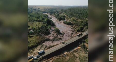 Imagens de drone mostram rastro de lama após rompimento de barragem Imagens de drone mostram rastro de lama após rompimento de barragem