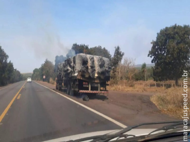 Incêndio atinge caminhão carregado com algodão e impacta trânsito na BR-163 em Coxim Incêndio atinge caminhão carregado com algodão e impacta trânsito na BR-163 em Coxim