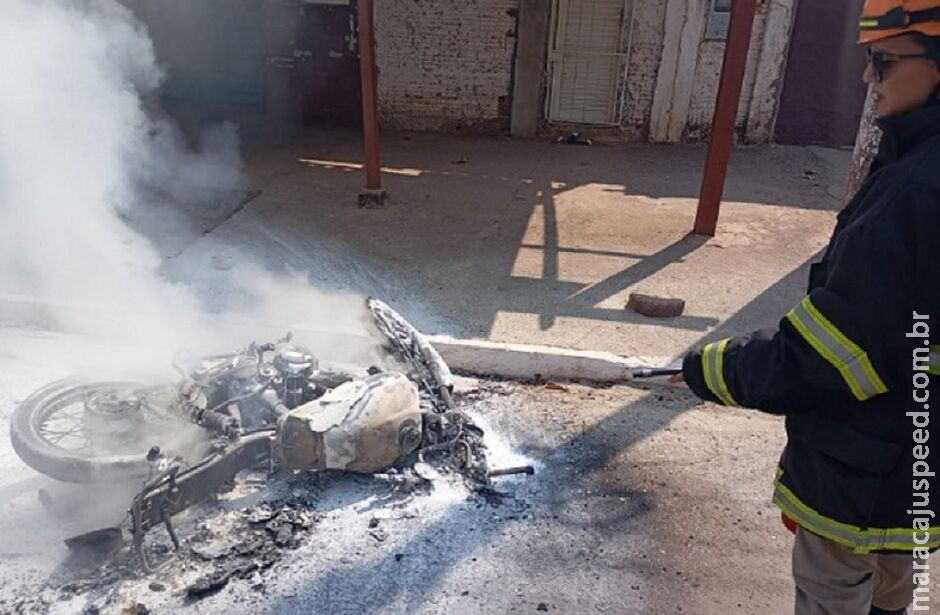 Incêndio destrói motocicleta em Corumbá Incêndio destrói motocicleta em Corumbá