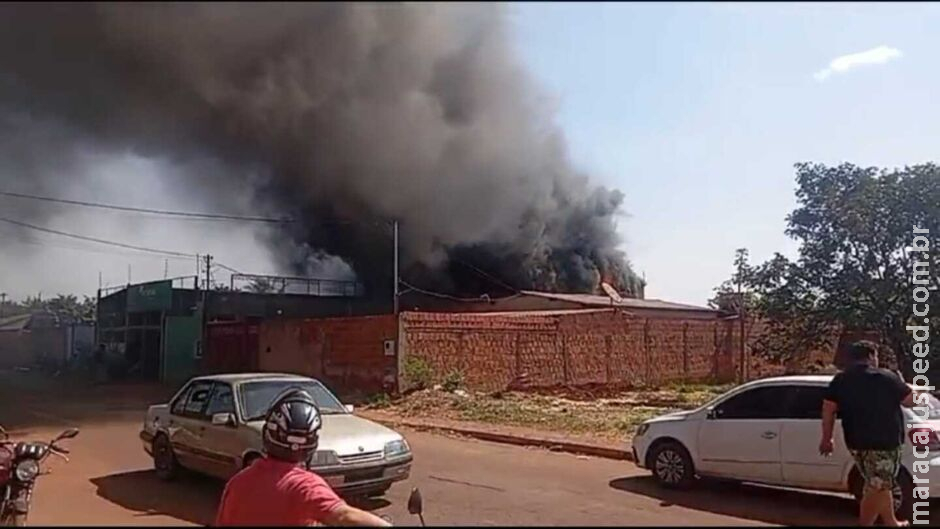 Incêndio toma conta de loja de cadeiras no Jardim Itamaracá Incêndio toma conta de loja de cadeiras no Jardim Itamaracá
