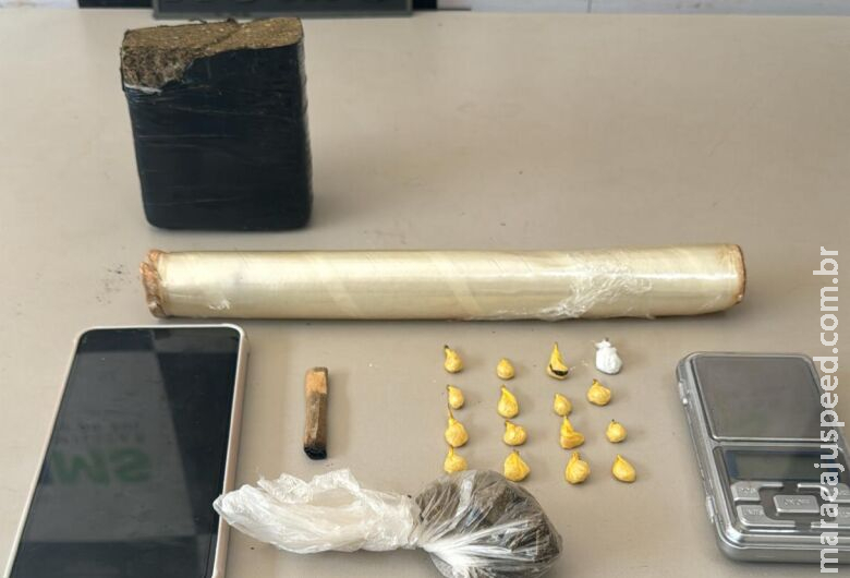 Maconha e pasta base são encontradas em residência e mulher é presa por tráfico Maconha e pasta base são encontradas em residência e mulher é presa por tráfico
