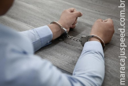 Médico queima mãos de namorada com ferro quente e coloca fogo em roupas após briga em Amambai Médico queima mãos de namorada com ferro quente e coloca fogo em roupas após briga em Amambai
