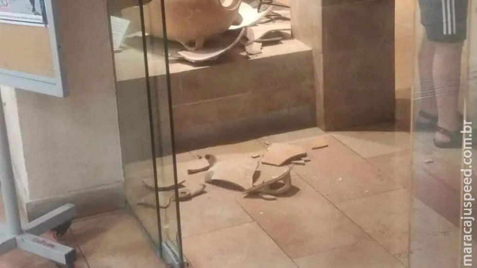 Menino de 4 anos quebra acidentalmente vaso raro de 3.500 anos em museu Menino de 4 anos quebra acidentalmente vaso raro de 3.500 anos em museu