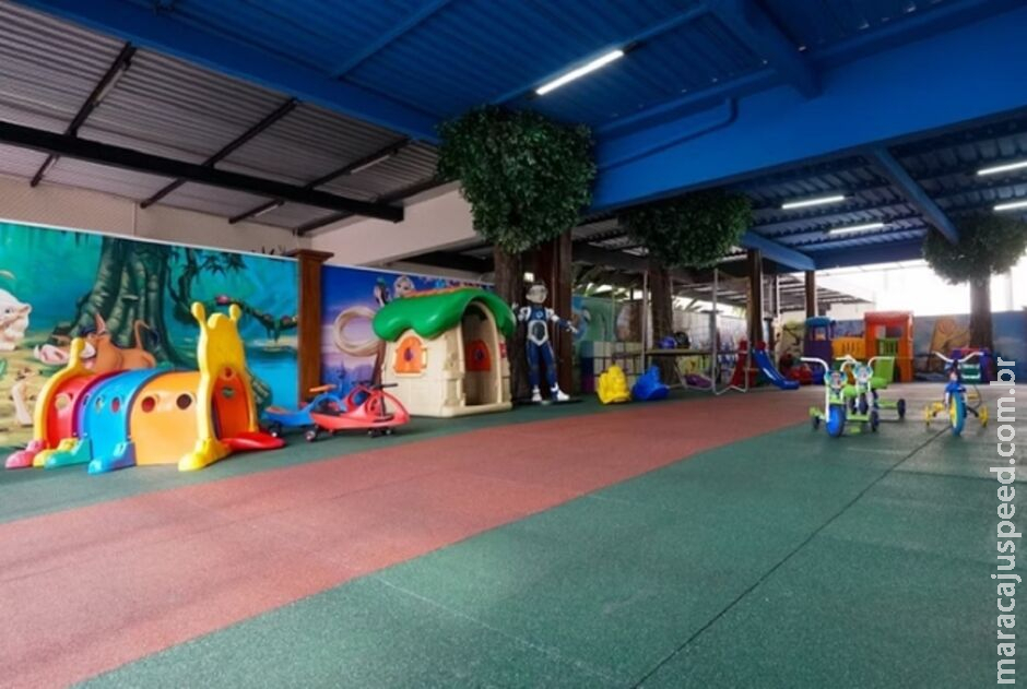 Menino de 5 anos morre ao ser atingido por casa de brinquedo em escola Menino de 5 anos morre ao ser atingido por casa de brinquedo em escola