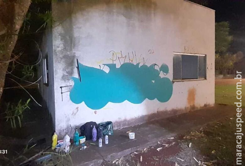 Menores são flagrados pichando parede de prédio público no Parque das Nações Menores são flagrados pichando parede de prédio público no Parque das Nações