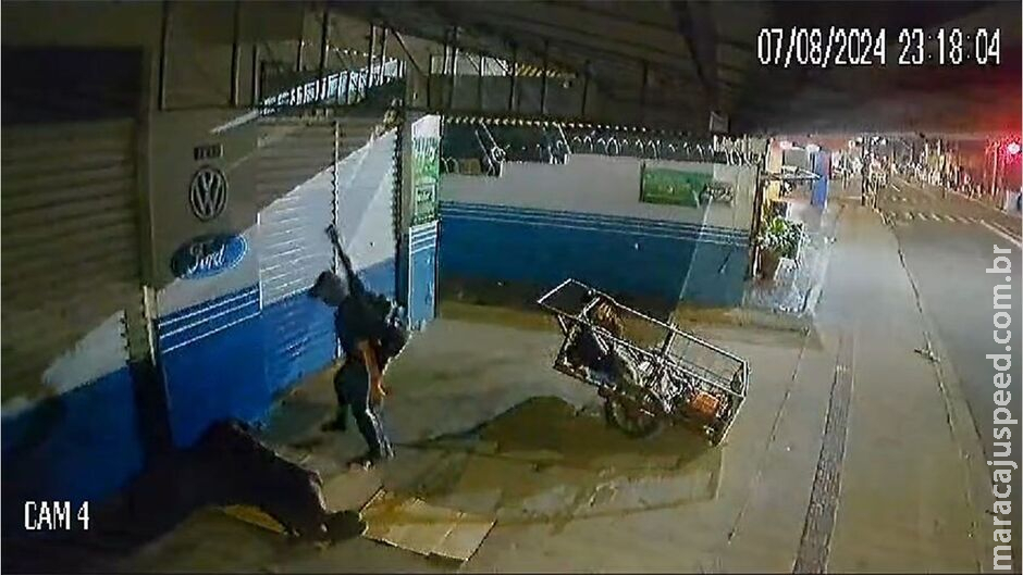 Morador de rua é agredido com tijoladas na cabeça na Avenida Júlio de Castilhos Morador de rua é agredido com tijoladas na cabeça na Avenida Júlio de Castilhos