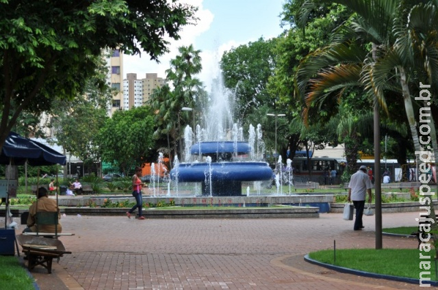 Moradores de rua são espancados com socos no rosto por dupla na Praça Ary Coelho Moradores de rua são espancados com socos no rosto por dupla na Praça Ary Coelho