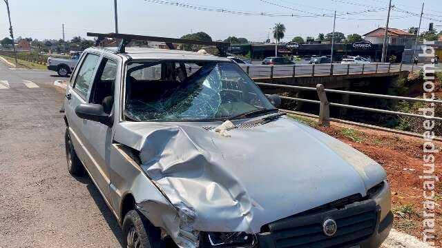 Motociclista é atingido, quebra para-brisas e vai parar dentro de carro Motociclista é atingido, quebra para-brisas e vai parar dentro de carro