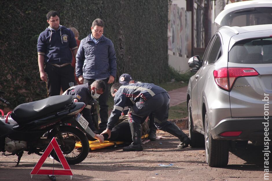 Motociclista sofre fratura exposta e passageira fica ferida em acidente no Miguel Couto Motociclista sofre fratura exposta e passageira fica ferida em acidente no Miguel Couto