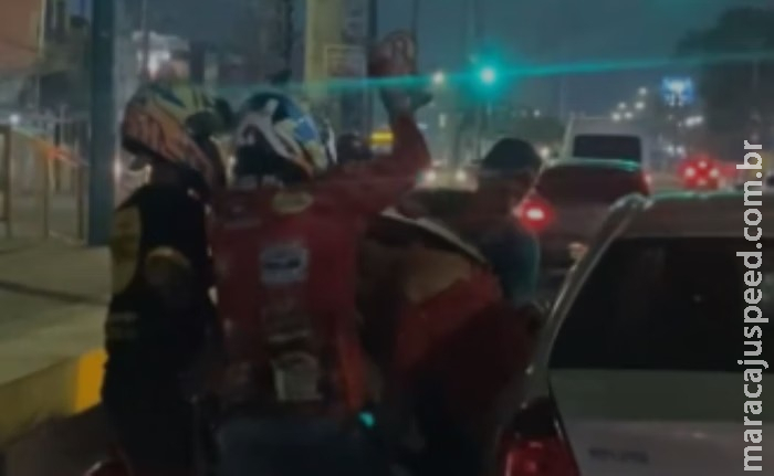 Motorista atropela motoboy e é apedrejado até a morte por entregadores Motorista atropela motoboy e é apedrejado até a morte por entregadores