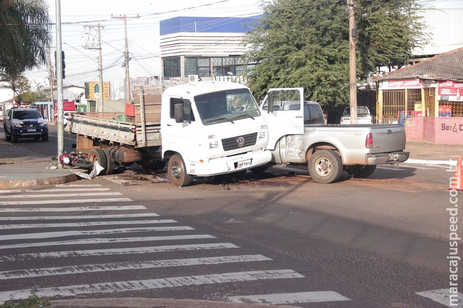 Motorista de caminhonete que causou acidente na Av. das Bandeiras estaria embriagado Motorista de caminhonete que causou acidente na Av. das Bandeiras estaria embriagado