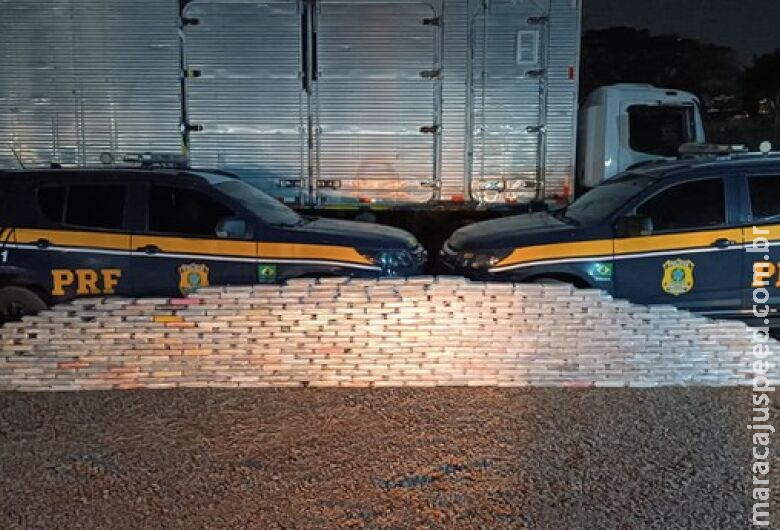 Motorista é preso com mais de 500kg de cocaína em meio a carga de feno Motorista é preso com mais de 500kg de cocaína em meio a carga de feno