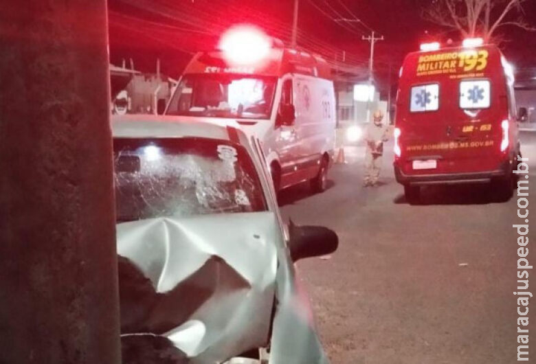 Motorista é socorrido após colidir veículo contra poste