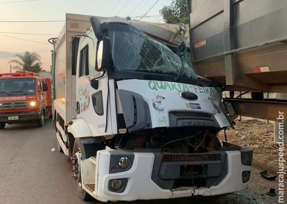 Motorista fica preso às ferragens após bater caminhão de lixo na traseira de bitrem em Chapadão Motorista fica preso às ferragens após bater caminhão de lixo na traseira de bitrem em Chapadão