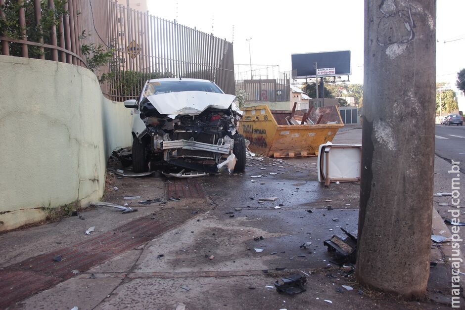 Motorista foge após bater carro em poste na Ceará Motorista foge após bater carro em poste na Ceará