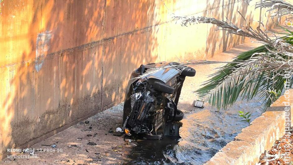 Motorista perde controle da direção e cai em córrego na Ernesto Geisel Motorista perde controle da direção e cai em córrego na Ernesto Geisel