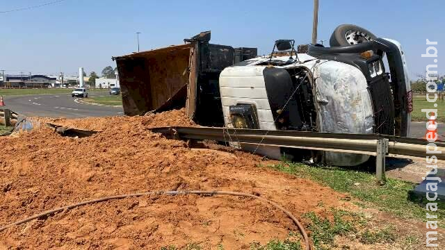Motorista perde controle da direção e tomba caminhão em rotatória de Campo Grande Motorista perde controle da direção e tomba caminhão em rotatória de Campo Grande