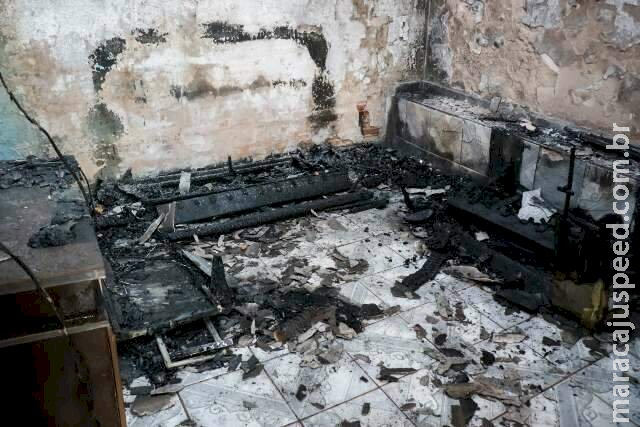 Mulher coloca fogo na casa da mãe e irmão acaba preso por desacato Mulher coloca fogo na casa da mãe e irmão acaba preso por desacato