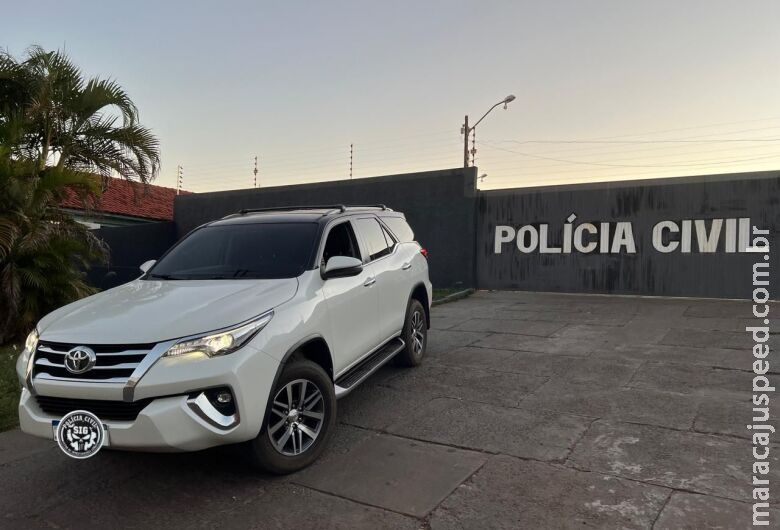 Mulher é presa por receptação ao ser flagrada com caminhonete furtada na garagem Mulher é presa por receptação ao ser flagrada com caminhonete furtada na garagem