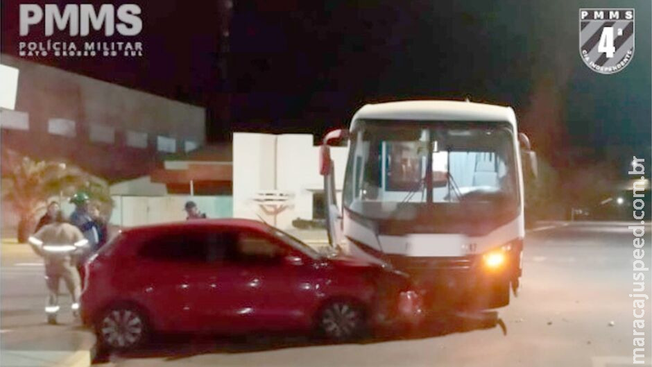 Ônibus invade avenida, atinge carro e motorista fica ferida em Costa Rica Ônibus invade avenida, atinge carro e motorista fica ferida em Costa Rica