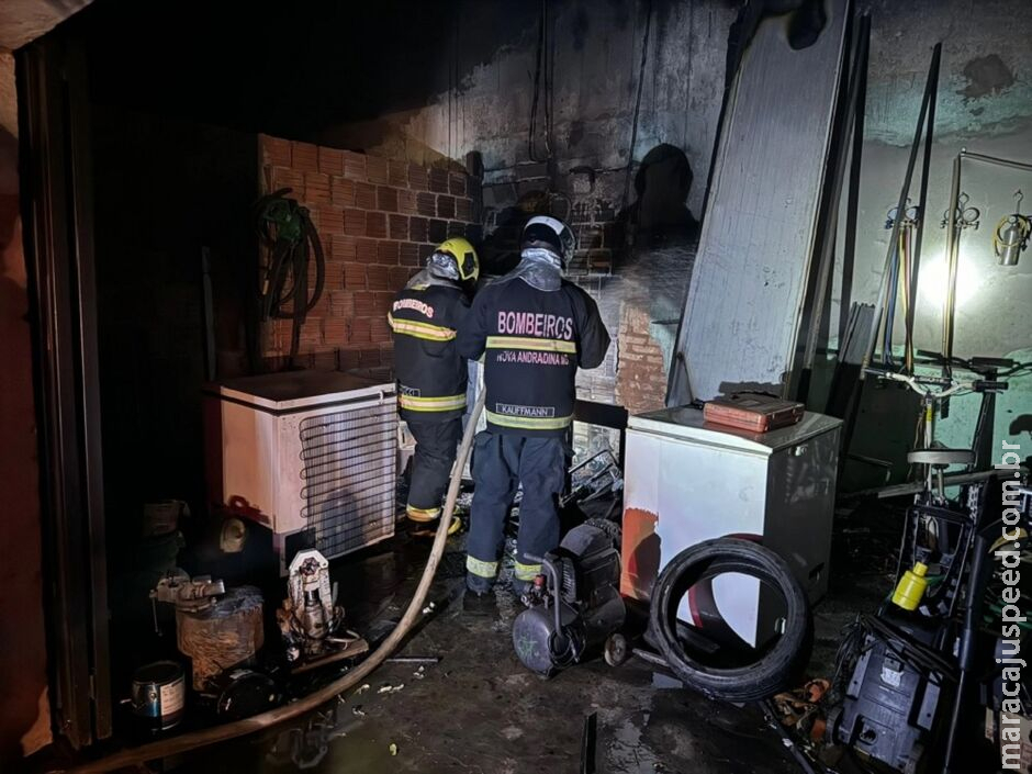 Pane elétrica causa incêndio e mobiliza bombeiros em oficina de eletrodomésticos em Nova Andradina Pane elétrica causa incêndio e mobiliza bombeiros em oficina de eletrodomésticos em Nova Andradina