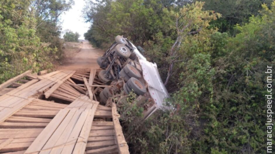 Ponte não aguenta peso, cede e caminhão fica pendurado em Cassilândia Ponte não aguenta peso, cede e caminhão fica pendurado em Cassilândia