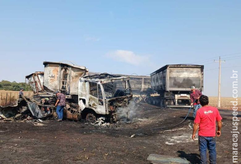 Sobrevivente de acidente fatal saltou da cabine antes de carretas pegarem fogo Sobrevivente de acidente fatal saltou da cabine antes de carretas pegarem fogo