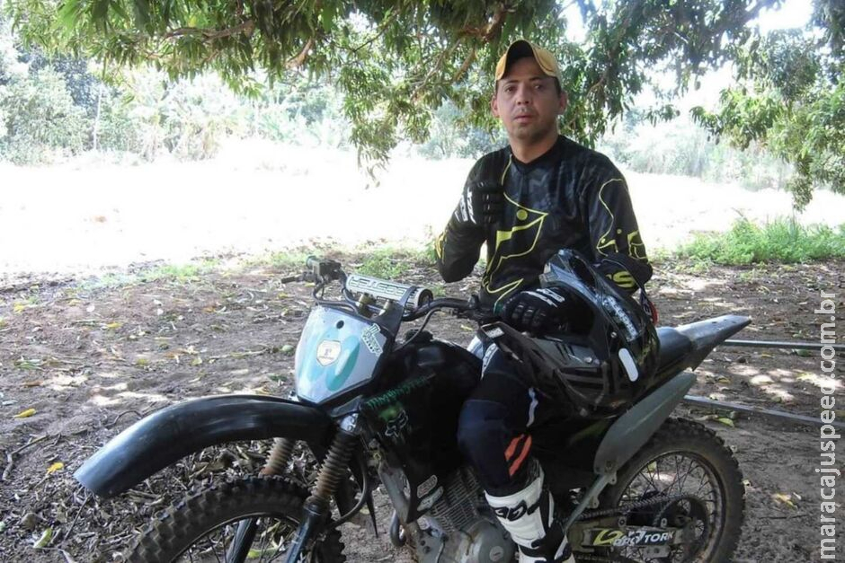 Tio reconhece e identifica motociclista morto em acidente na Avenida Bandeirantes Tio reconhece e identifica motociclista morto em acidente na Avenida Bandeirantes